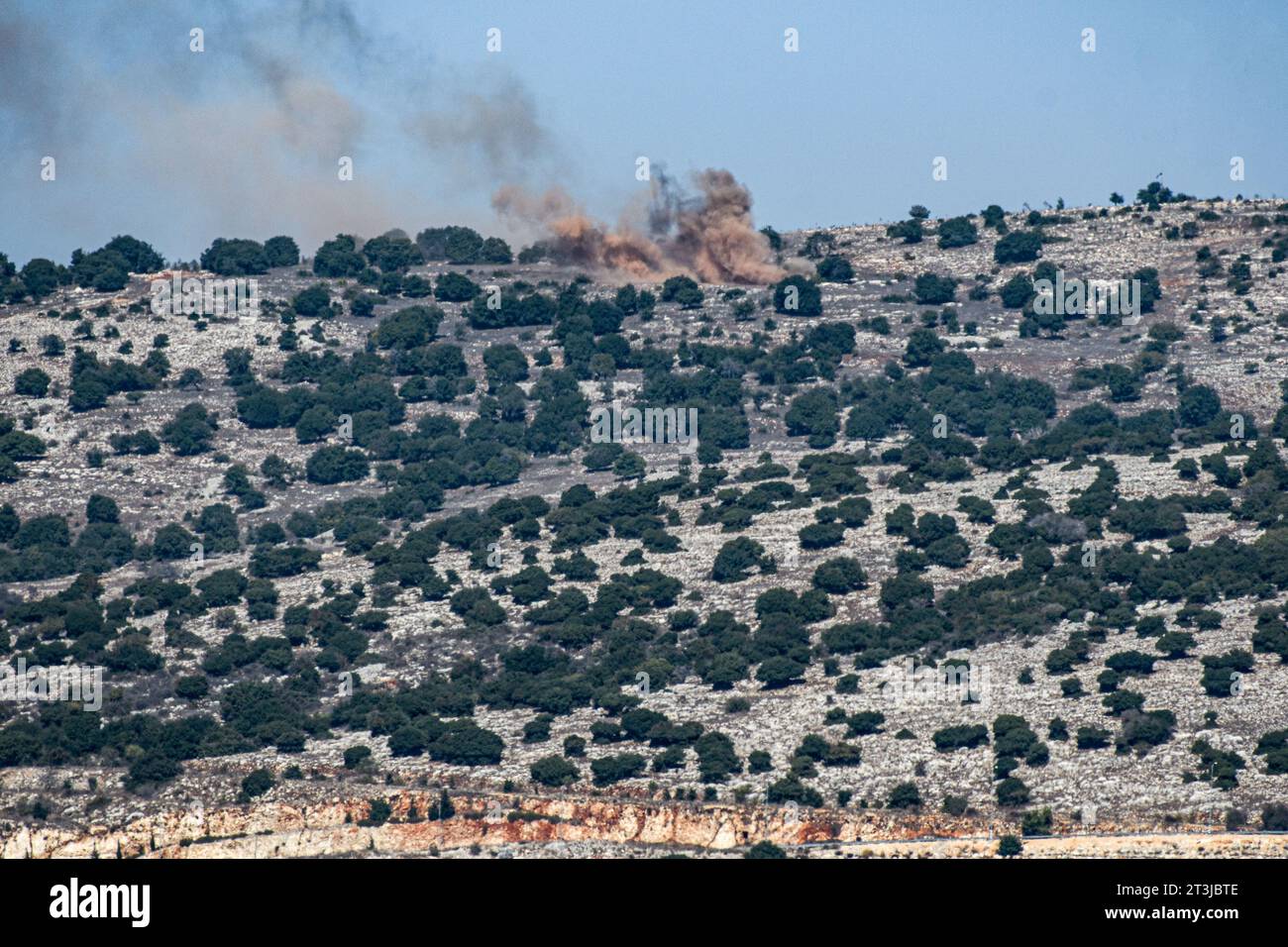 (231025) -- ISRAELISCH-LIBANESISCHE GRENZE, 25. Oktober 2023 (Xinhua) -- Rauch steigt von einem Hügel eines südlibanesischen Dorfes auf, wie er vom israelischen Moshav von Avivim im Norden Israels am Libanon aus gesehen wurde, nachdem die israelische Armee am 25. Oktober 2023 Artillerieschüsse geschossen hatte. An der Grenze zwischen Libanon und Israel kam es vor kurzem zu verstärkten Spannungen, nachdem die libanesische bewaffnete Gruppe Hisbollah am 8. Oktober Dutzende von Raketen auf die Schebaa-Farmen abfeuerte, um die Angriffe der Hamas auf Israel am Vortag zu unterstützen. (Ayal Margo Stockfoto