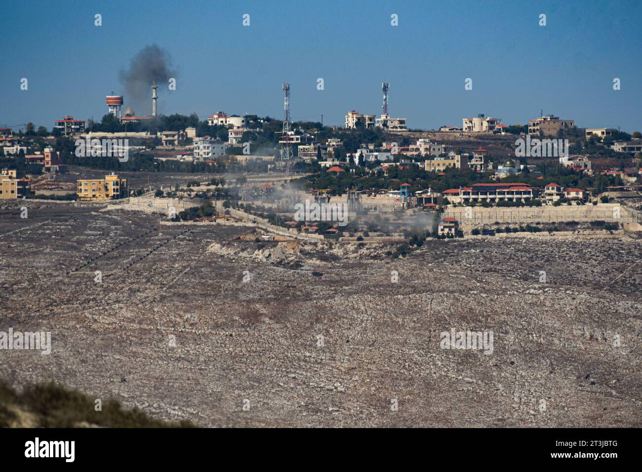 (231025) -- ISRAELISCH-LIBANESISCHE GRENZE, 25. Oktober 2023 (Xinhua) -- Rauch steigt von einem Hügel eines südlibanesischen Dorfes auf, wie er vom israelischen Moshav von Avivim im Norden Israels am Libanon aus gesehen wurde, nachdem die israelische Armee am 25. Oktober 2023 Artillerieschüsse geschossen hatte. An der Grenze zwischen Libanon und Israel kam es vor kurzem zu verstärkten Spannungen, nachdem die libanesische bewaffnete Gruppe Hisbollah am 8. Oktober Dutzende von Raketen auf die Schebaa-Farmen abfeuerte, um die Angriffe der Hamas auf Israel am Vortag zu unterstützen. (Ayal Margo Stockfoto