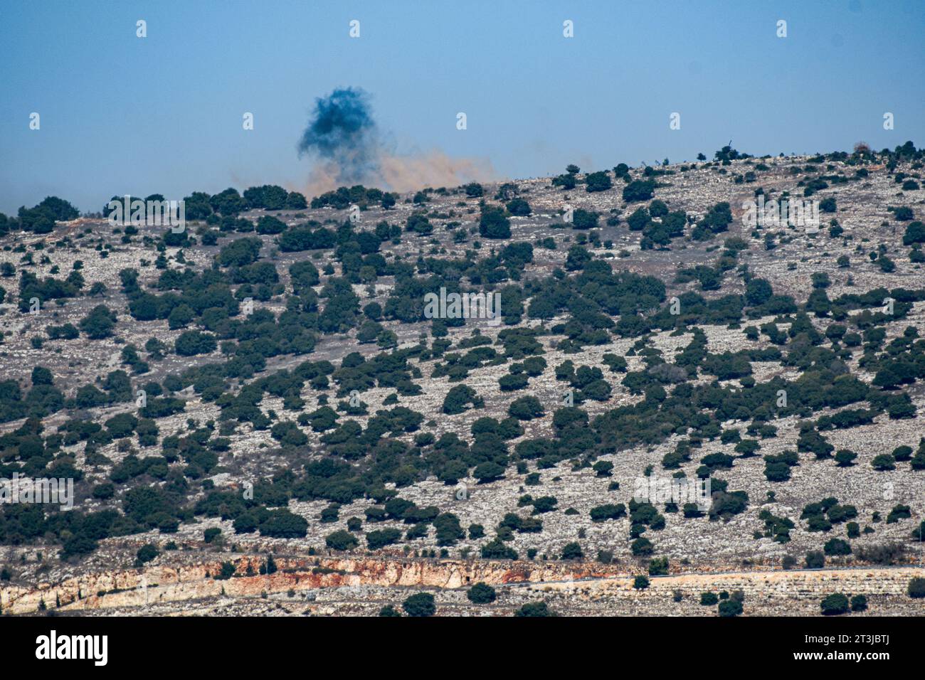 (231025) -- ISRAELISCH-LIBANESISCHE GRENZE, 25. Oktober 2023 (Xinhua) -- Rauch steigt von einem Hügel eines südlibanesischen Dorfes auf, wie er vom israelischen Moshav von Avivim im Norden Israels am Libanon aus gesehen wurde, nachdem die israelische Armee am 25. Oktober 2023 Artillerieschüsse geschossen hatte. An der Grenze zwischen Libanon und Israel kam es vor kurzem zu verstärkten Spannungen, nachdem die libanesische bewaffnete Gruppe Hisbollah am 8. Oktober Dutzende von Raketen auf die Schebaa-Farmen abfeuerte, um die Angriffe der Hamas auf Israel am Vortag zu unterstützen. (Ayal Margo Stockfoto