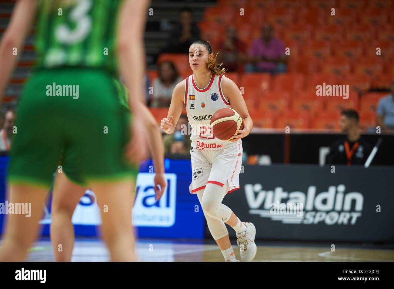 Claudia Contell von Valencia Basket in Aktion während der vierten Euro-League-Runde der Frauen am 25. oktober 2023 im Pavillon Fuente de San Luis (Valencia, Euro) Stockfoto