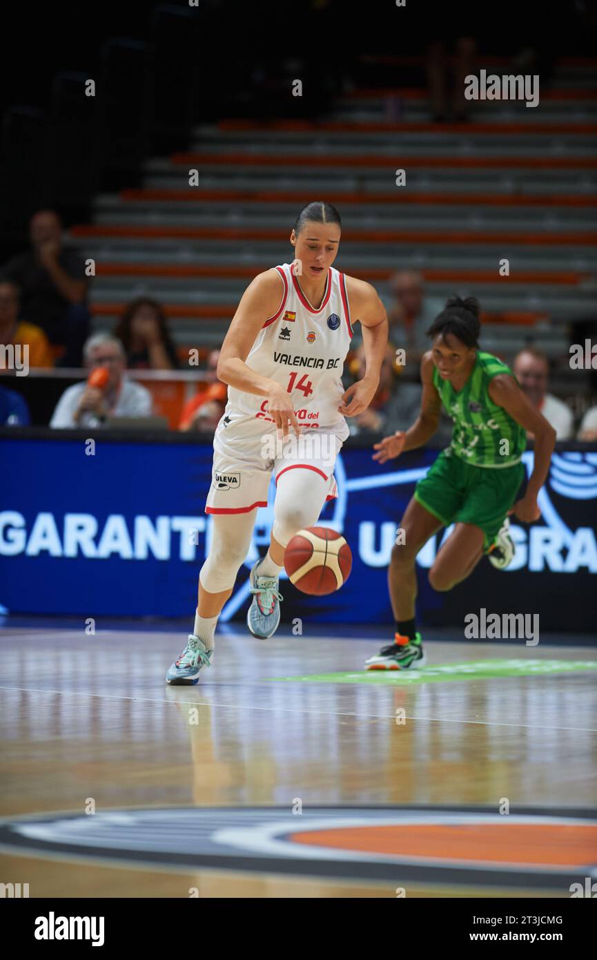 Raquel Carrera von Valencia Basket in Aktion während der vierten Euro-League-Runde der Frauen am 25. oktober 2023 im Pavillon Fuente de San Luis (Valencia, Euro) Stockfoto