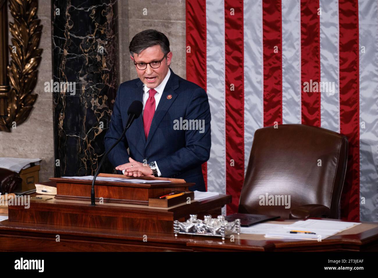 Washington, USA. Oktober 2023. Der neu gewählte Sprecher des US-Repräsentantenhauses Mike Johnson spricht am 25. Oktober 2023 in der House Chamber in Washington, DC, USA. Mike Johnson, der stellvertretende Vorsitzende der Republikanischen Konferenz des US-Repräsentantenhauses, wurde am Mittwoch in einer vollen Abstimmung in der Kammer zum neuen Sprecher des Repräsentantenhauses gewählt, was Wochen des Chaos zum Erliegen brachte, als die Republikaner nach dem historischen Sturz von Kevin McCarthy um einen Ersatz kämpften. Quelle: Aaron Schwartz/Xinhua/Alamy Live News Stockfoto