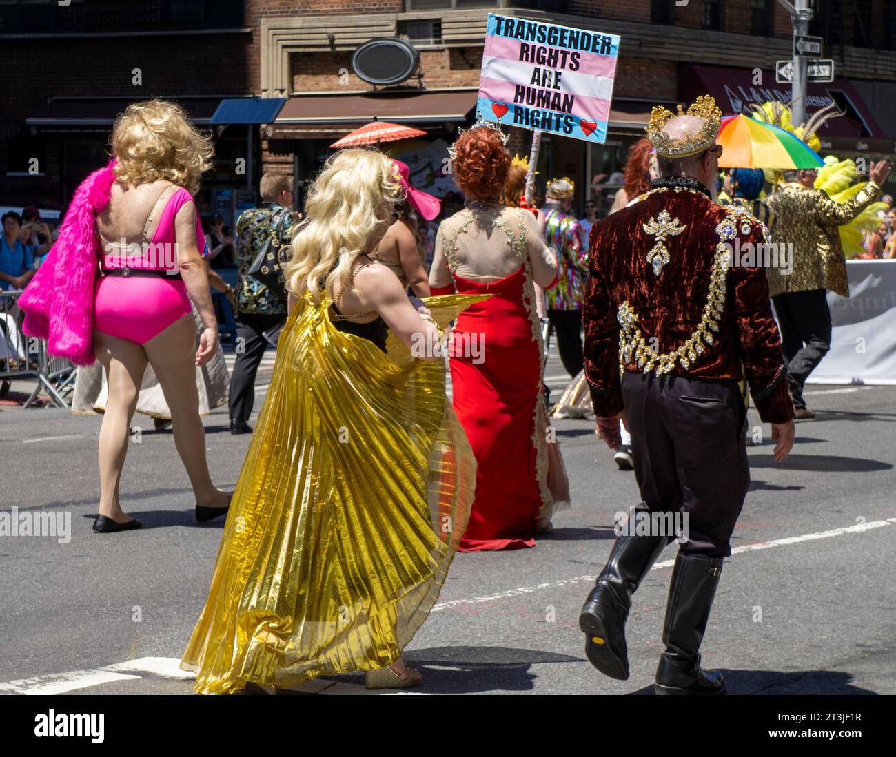 Rückansicht des Paradeteilnehmers, der mit Schild „Transgender People deserve Equal Protections“ läuft, Gay Pride Parade, 26. Juni 2022, New York City, Neu Stockfoto