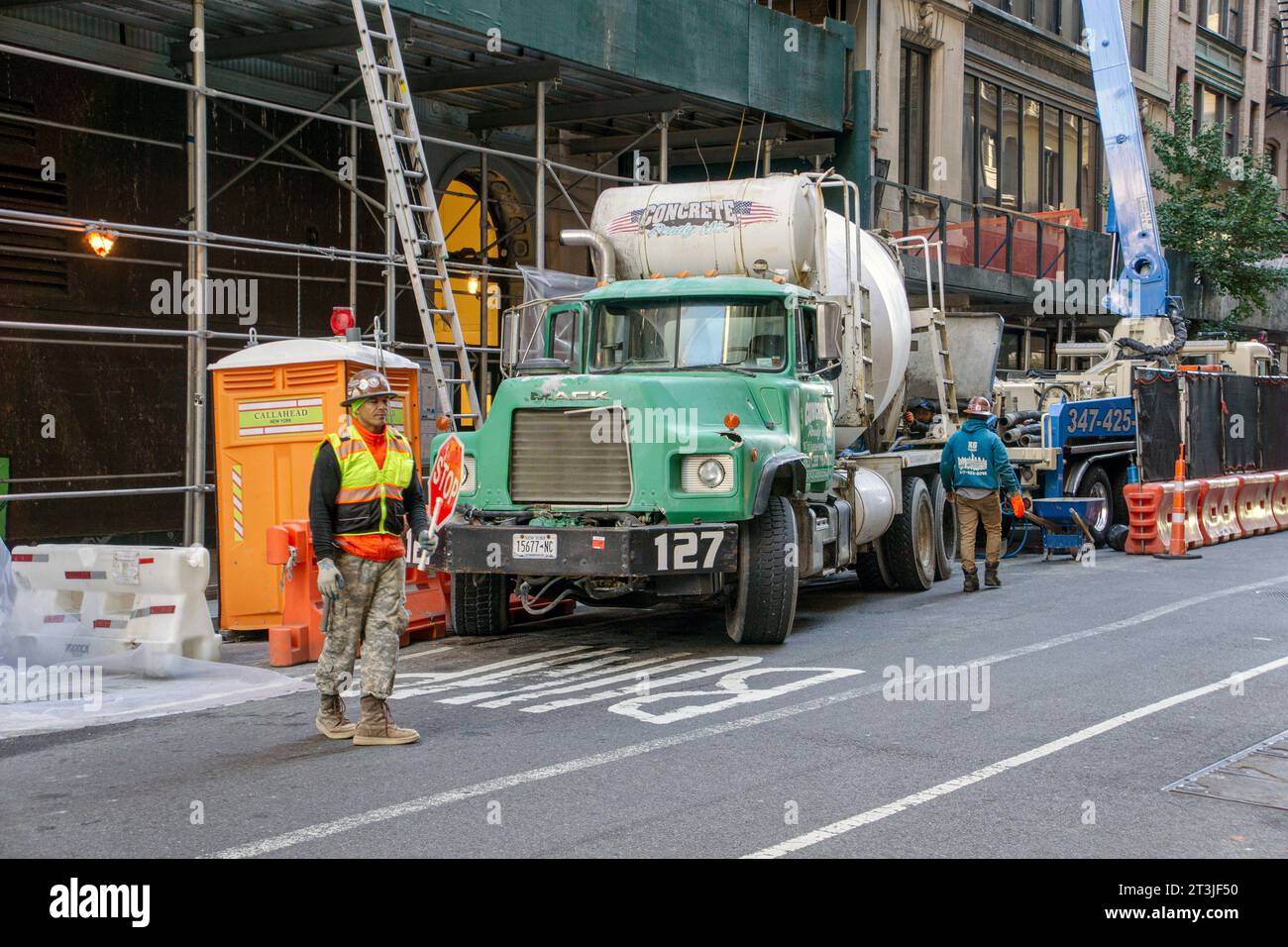 Zwei Bauarbeiter mit Zementwagen auf der neuen Baustelle in New York City, New York, USA Stockfoto