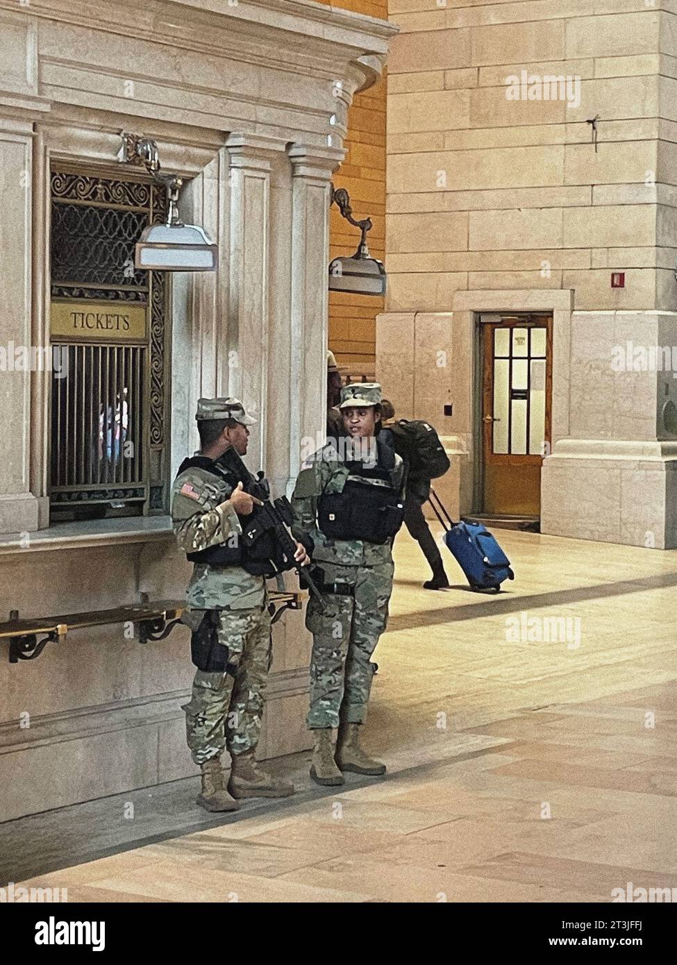 Zwei Soldaten der Joint Task Force Empire Shield im Dienst, Grand Central Terminal, New York City, New York, USA Stockfoto