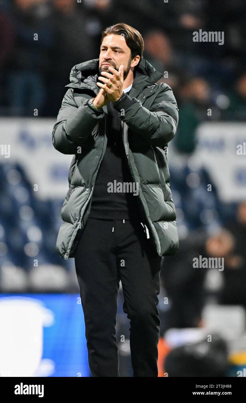 Russell Martin, Manager des Southampton Football Club, klatscht die Reisenden Southampton Fans während des Sky Bet Championship Matches Preston North End gegen Southampton in Deepdale, Preston, Großbritannien, 25. Oktober 2023 (Foto: Cody Froggatt/News Images) Stockfoto