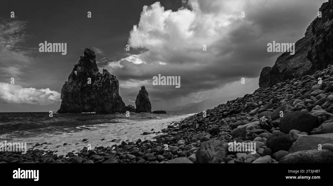 Schwarz-weiß-Foto, vulkanische Felsformationen, Felsnadeln Ilheus da Ribeira da Janela, Strand mit vulkanischen Felsen, Klippen von Ribeira da Janela Stockfoto