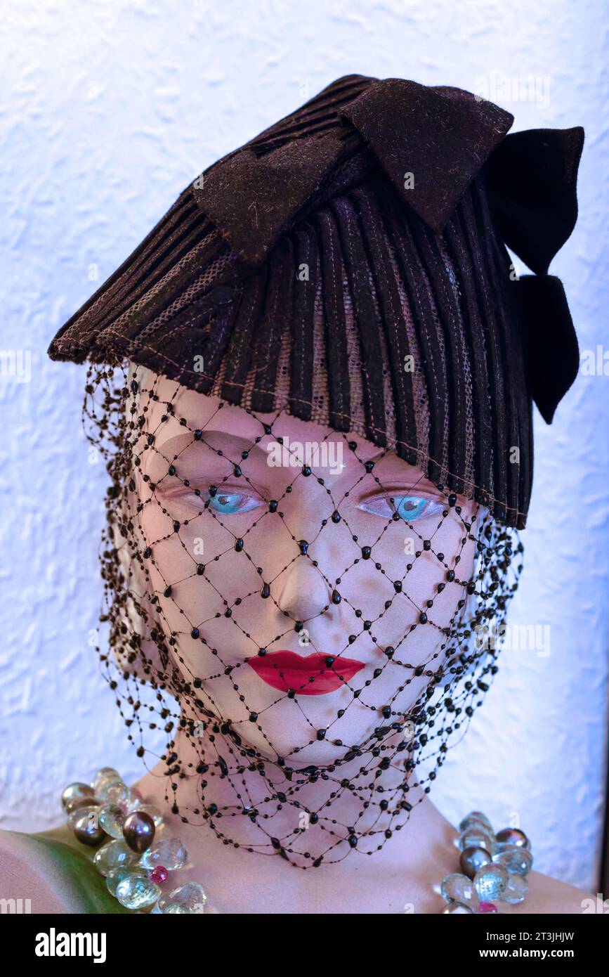 Kopf einer Modepuppe aus den 1920er Jahren mit schwarzem Netzschleier, Bayern, Deutschland Stockfoto