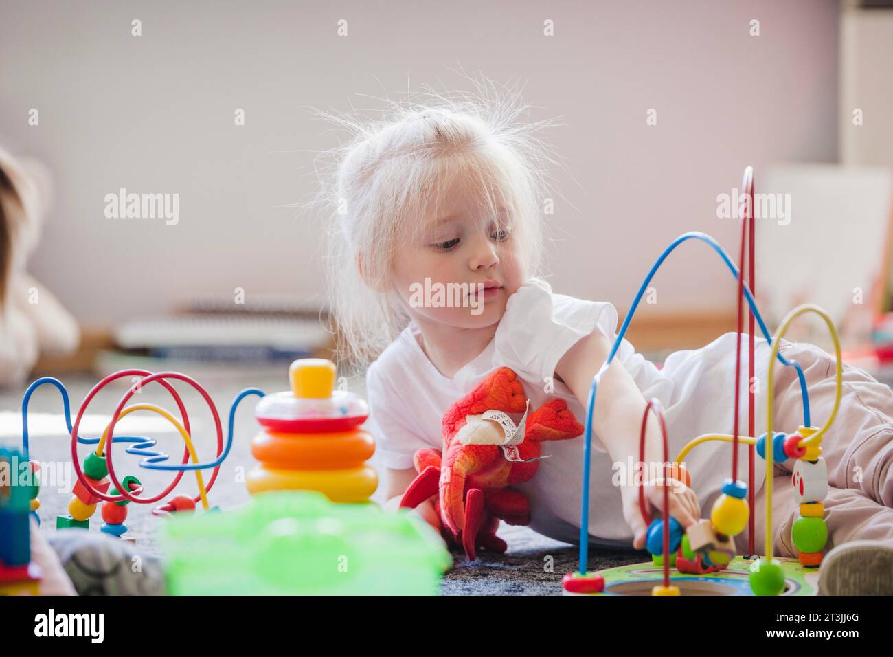 Charmantes Kind mit lehrreichen Spielzeugen Stockfoto