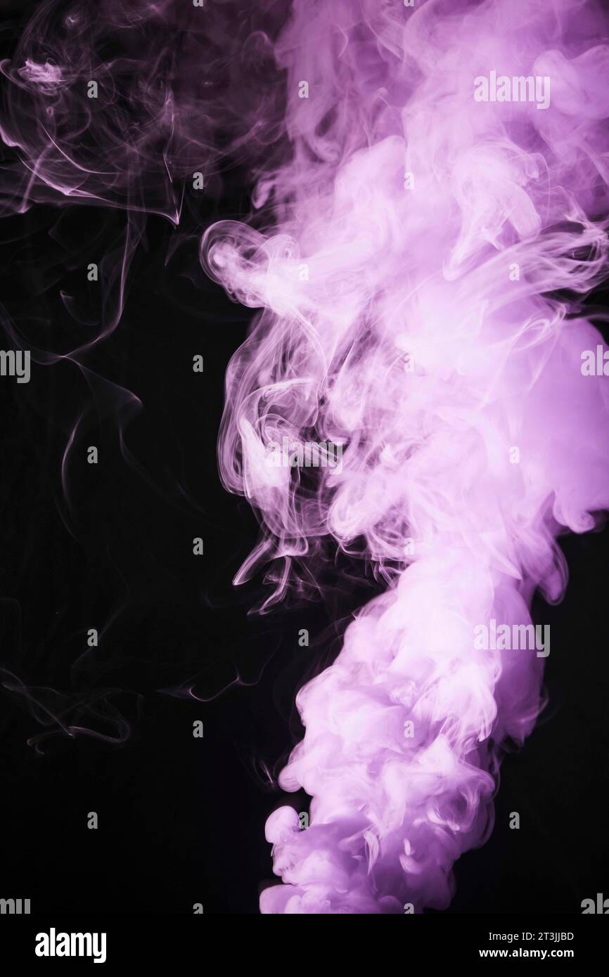 Nahaufnahme rosafarbener Rauch-Overlay-Textur schwarzer Hintergrund Stockfoto