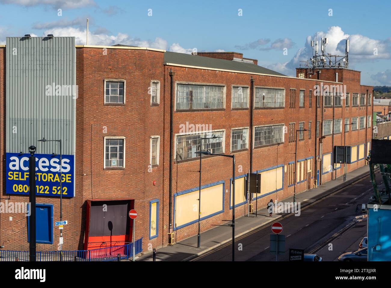 Alte Lagerhäuser in der Nähe des Wembley Stadions, Brent, London, England, Großbritannien Stockfoto