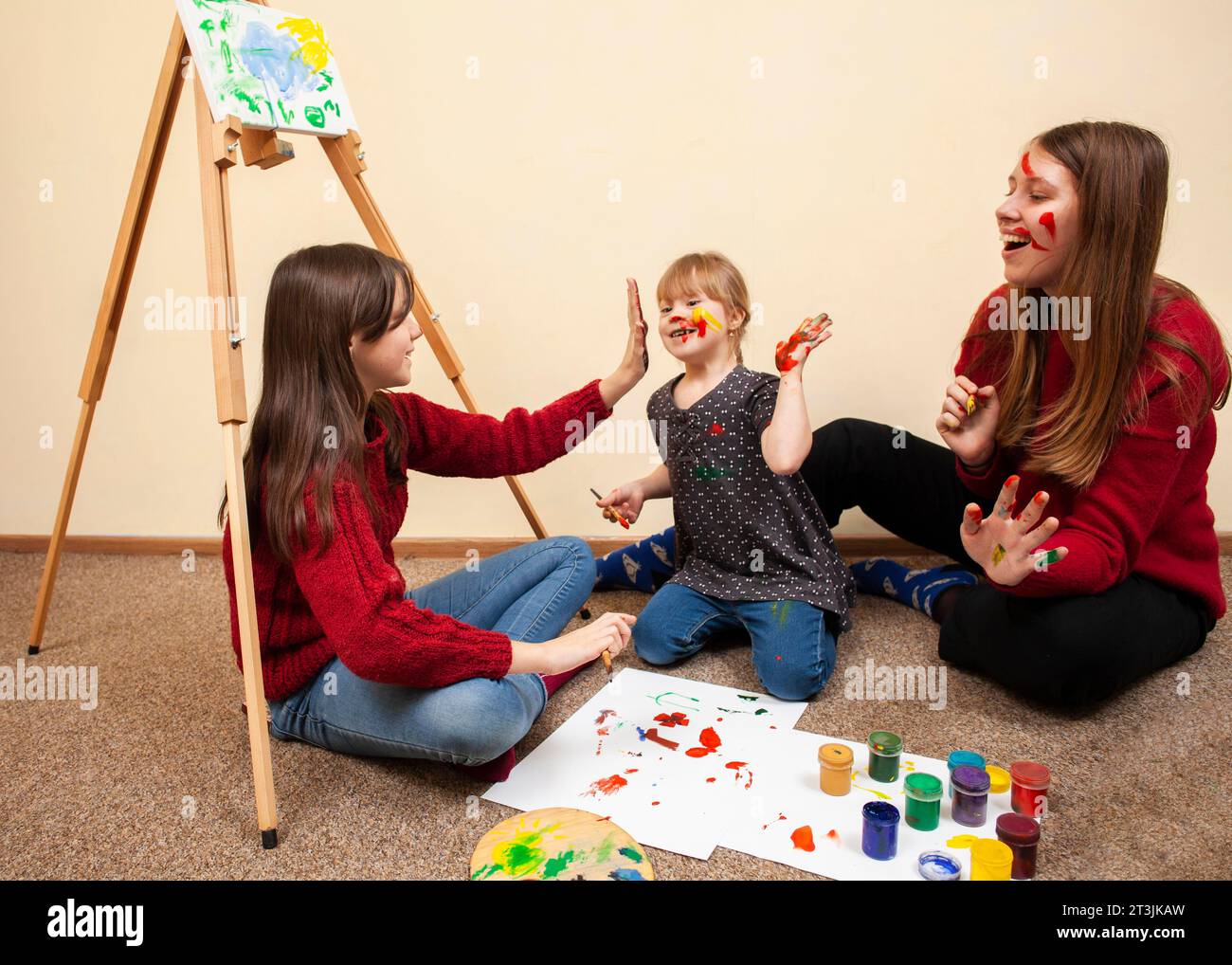 Glückliches Mädchen mit Down-Syndrom-Frauenmalerei Stockfoto
