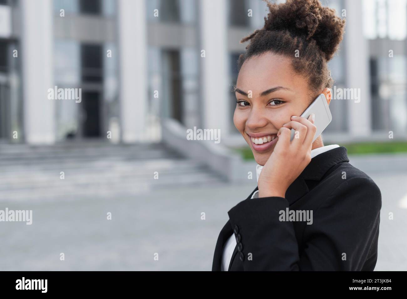 Glückliche Frau, die telefoniert Stockfoto