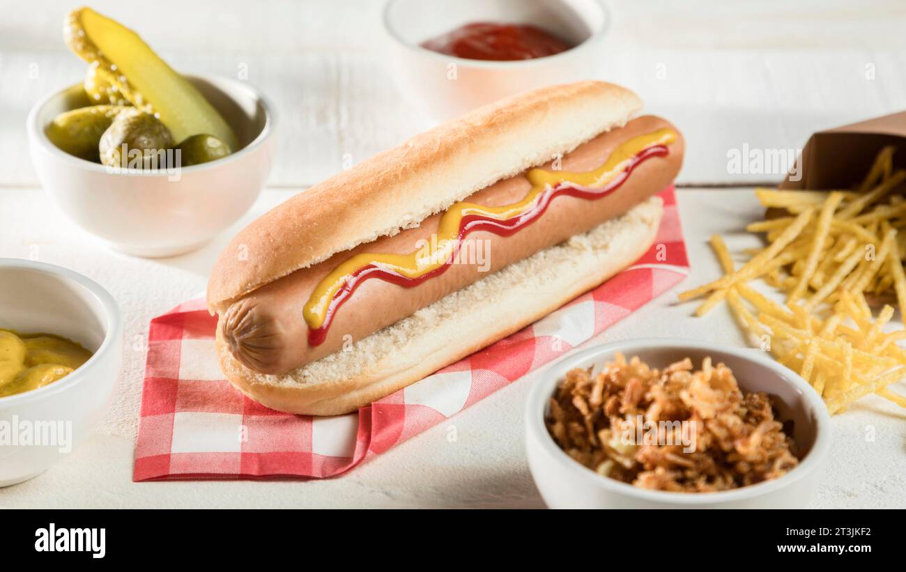 High View Hot Dog mit Käsespezialitäten Stockfoto