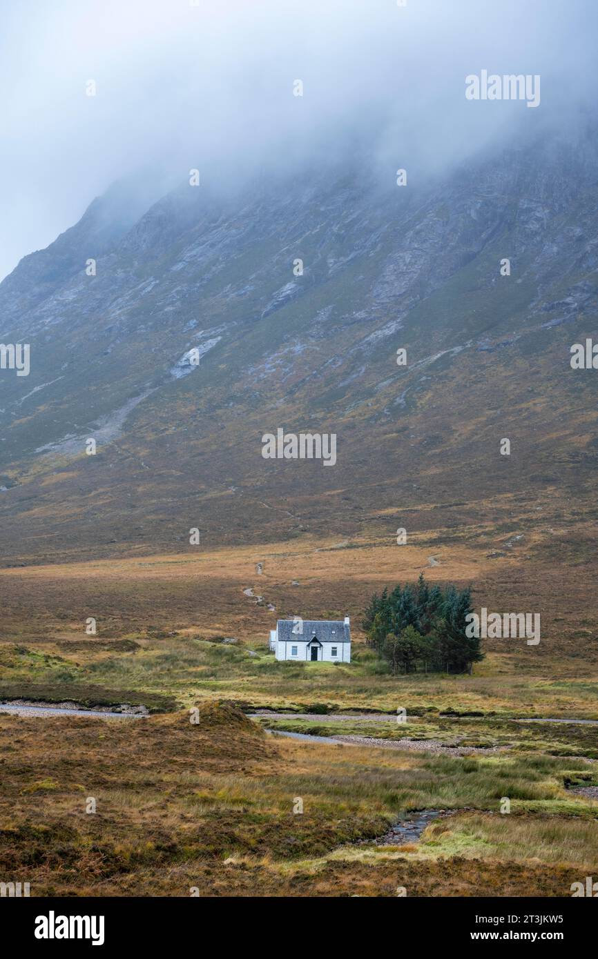 Weißes Haus in den Highlands, Lagangarbh Hut, Cottage, Glencoe Valley, West Highlands, Schottland, Vereinigtes Königreich Stockfoto