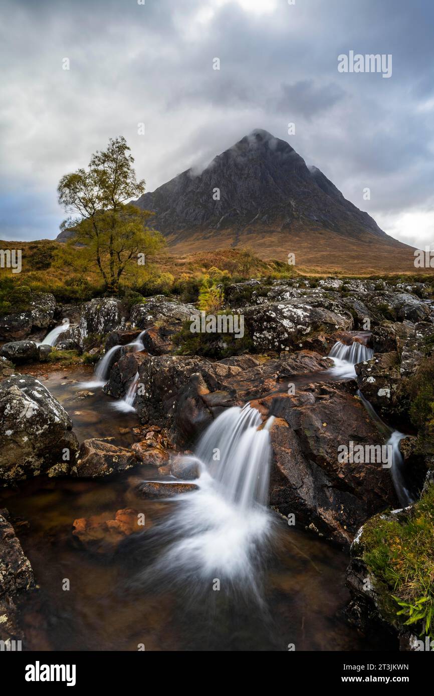 Wasserfall in Herbstlandschaft, Buachaille Etive Mor Mountain in Glen Etive, Glencoe Valley, West Highlands, Schottland, Großbritannien Stockfoto