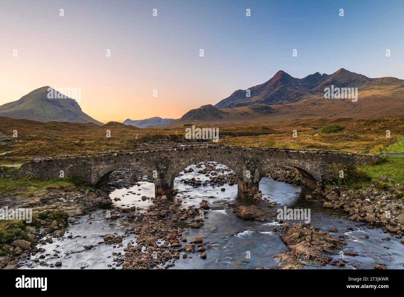 Fluss Sligachan mit alter Steinbrücke, Cuillin Mountains im Hintergrund, Isle of Skye, Highlands, Innere Hebriden, Schottland, Vereinigtes Königreich Stockfoto