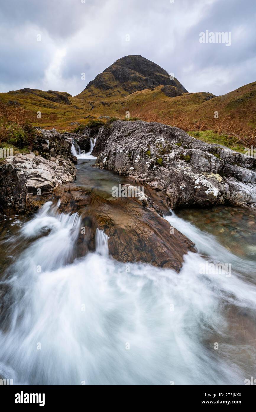 Glencoe Waterfall, Wasserfall im herbstlichen Glencoe Valley, West Highlands, Schottland, Vereinigtes Königreich Stockfoto