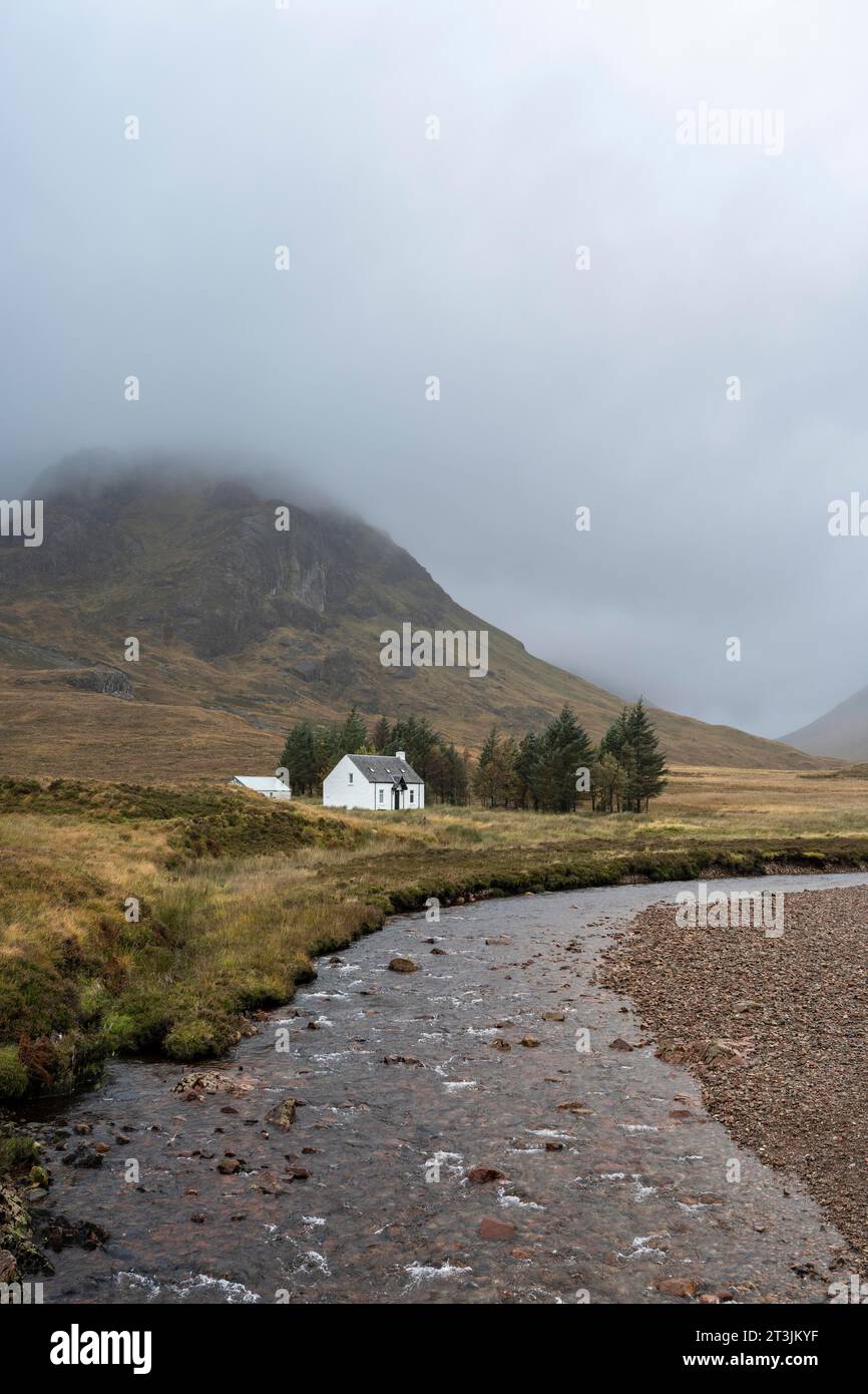 Weißes Haus in den Highlands, Lagangarbh Hut, Cottage, Glencoe Valley, West Highlands, Schottland, Vereinigtes Königreich Stockfoto