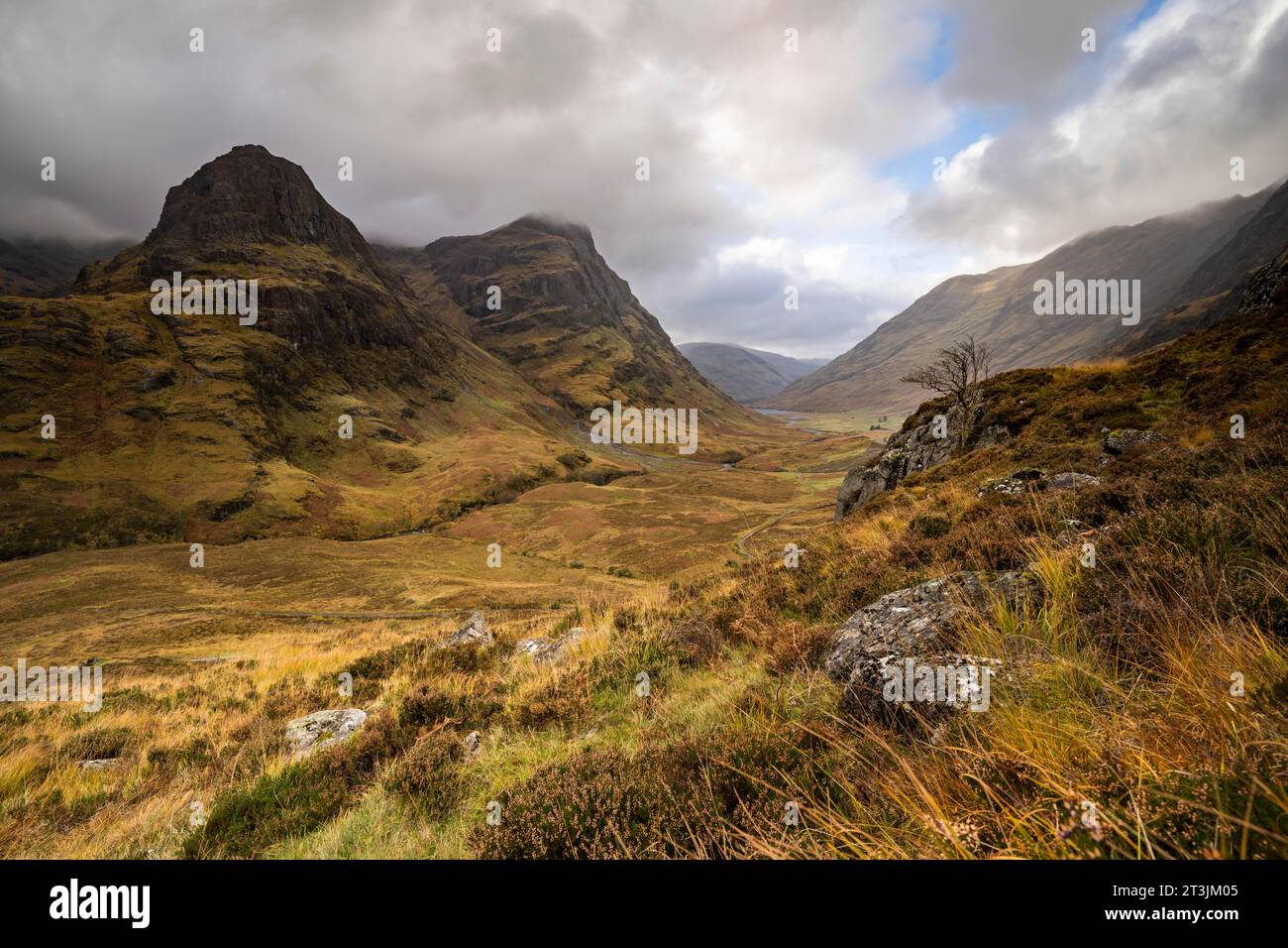 Blick auf die Three Sisters, das herbstliche Glencoe Valley, West Highlands, Schottland, Großbritannien Stockfoto