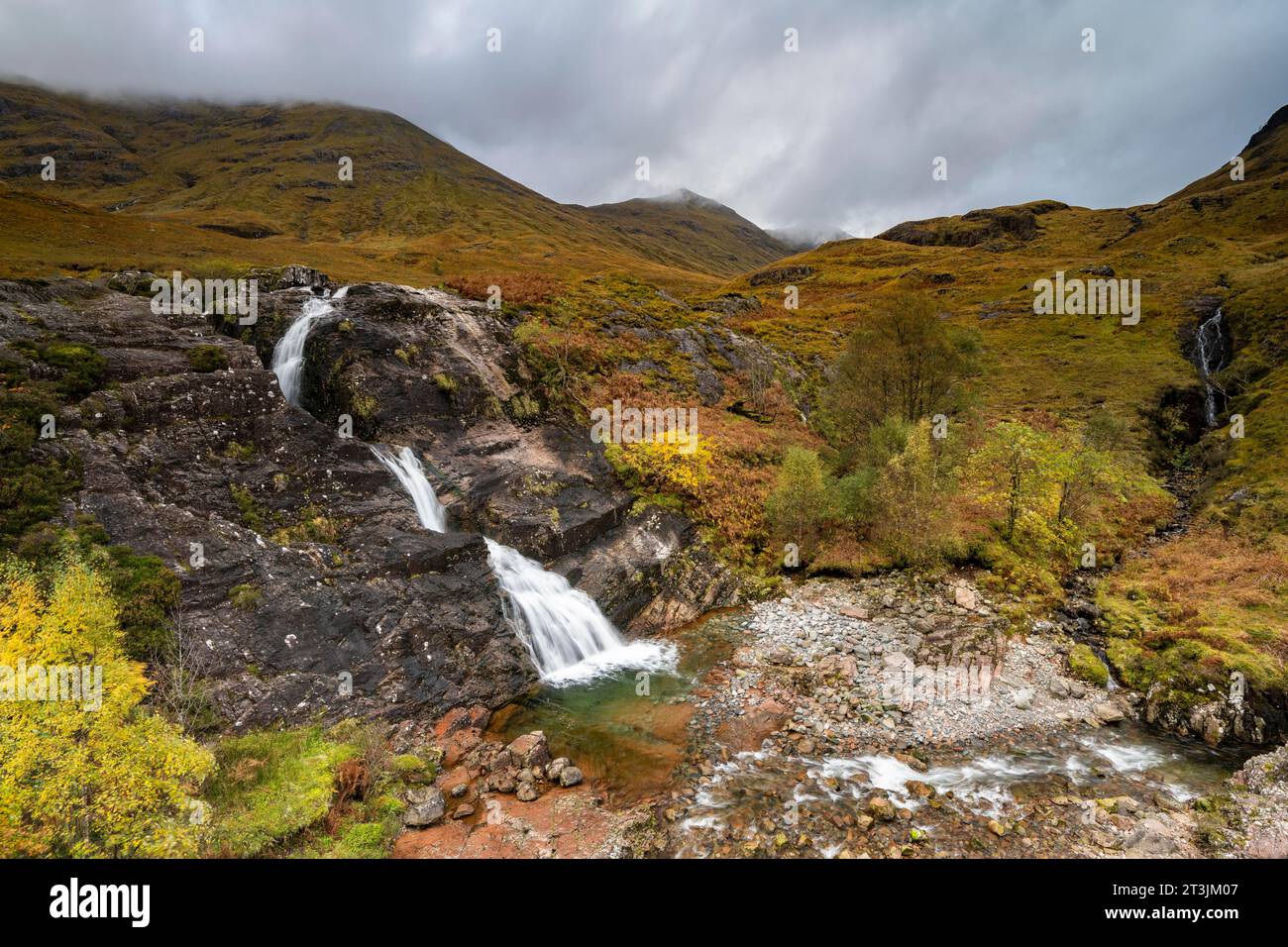 Glencoe Waterfall, Wasserfall im herbstlichen Glencoe Valley, West Highlands, Schottland, Vereinigtes Königreich Stockfoto