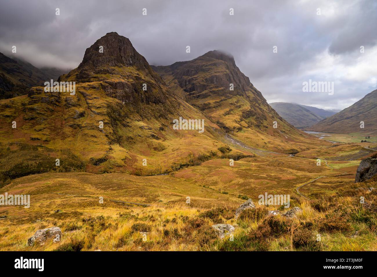Blick auf die Three Sisters, das herbstliche Glencoe Valley, West Highlands, Schottland, Großbritannien Stockfoto