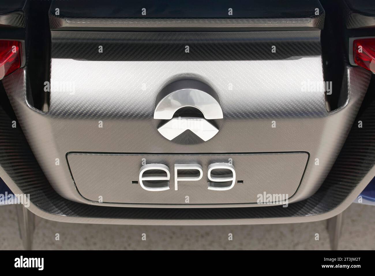 Logo E-Car Nio EP9, Supersportwagen des chinesischen Elektrofahrzeugherstellers Nio, Nio House, Düsseldorf, Nordrhein-Westfalen, Deutschland Stockfoto