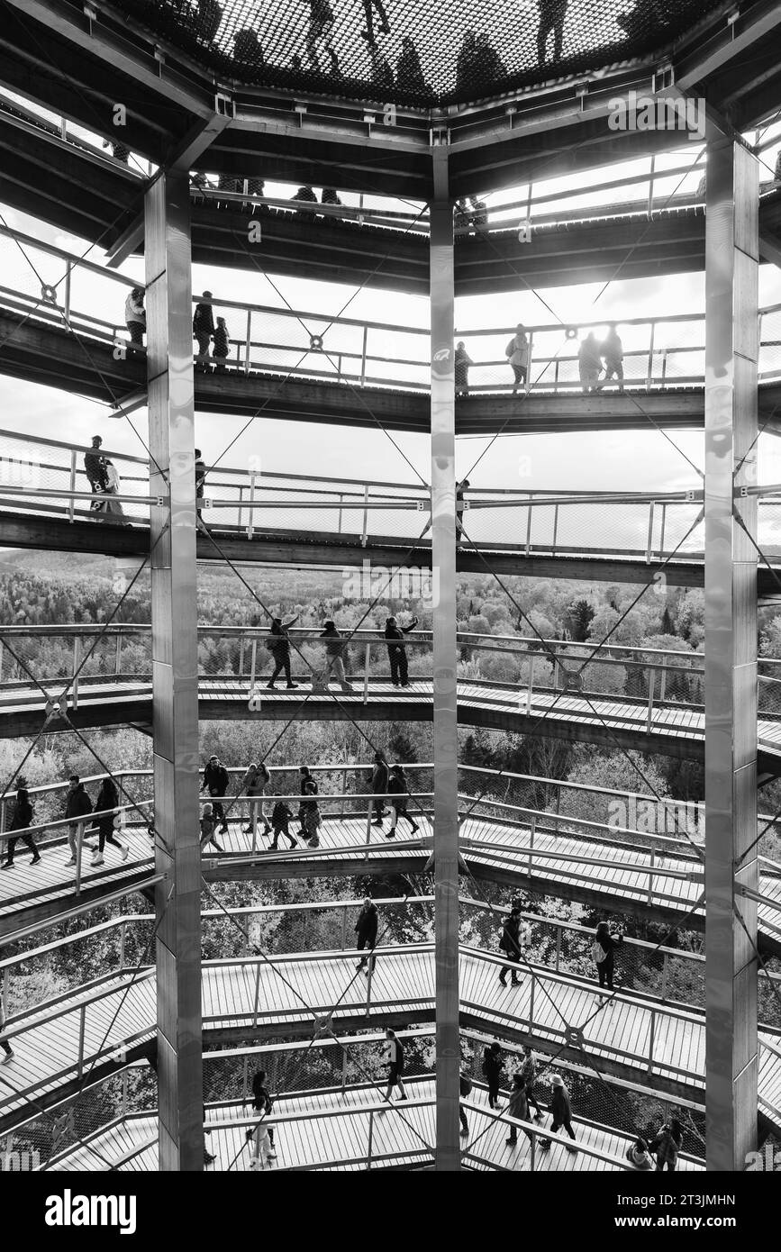 Mont Blanc，Kanada - 15. Oktober 2023： Herbstfarbener Blick auf das Panorama und die Spiralstruktur von Sentiers de Cime de Laurantide Stockfoto