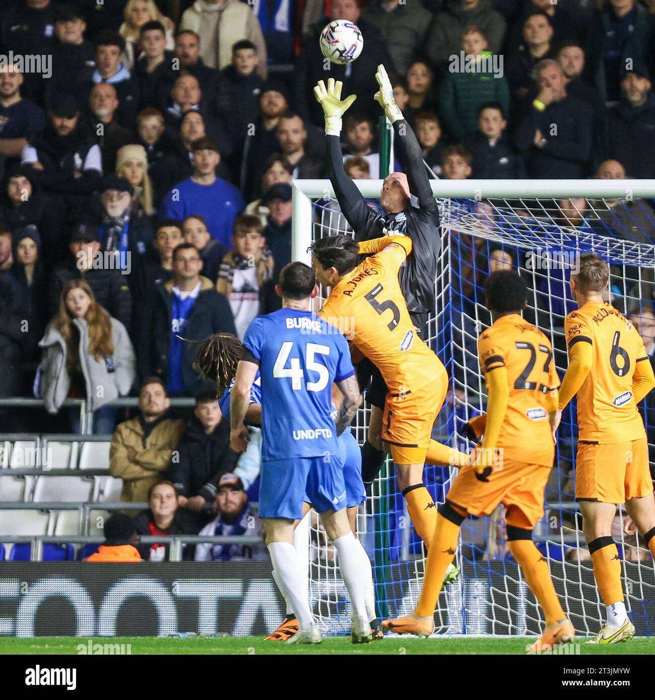 Birmingham, Großbritannien. Oktober 2023. *** Während des EFL Sky Bet Championship-Spiels zwischen Birmingham City und Hull City in St Andrews, Birmingham, England am 25. Oktober 2023. Foto von Stuart Leggett. Nur redaktionelle Verwendung, Lizenz für kommerzielle Nutzung erforderlich. Keine Verwendung bei Wetten, Spielen oder Publikationen eines einzelnen Clubs/einer Liga/eines Spielers. Quelle: UK Sports Pics Ltd/Alamy Live News Stockfoto