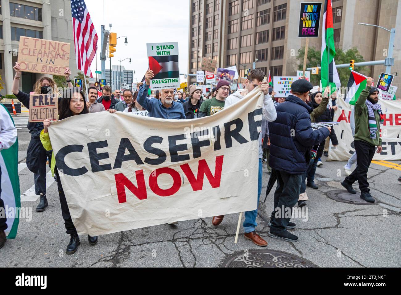 Detroit, Michigan, USA. Oktober 2023. Eine Demonstration im Bundesgebäude, organisiert von Jewish Voice for Peace und Verbündeten Palästinas, rief zu einem Waffenstillstand in Gaza auf. Die Kundgebung forderte die Senatoren und Vertreter Michigans auf, sich gegen die Versendung weiterer Waffen nach Israel zu wehren und sich stattdessen auf die Deeskalation des Konflikts zu konzentrieren. Quelle: Jim West/Alamy Live News Stockfoto