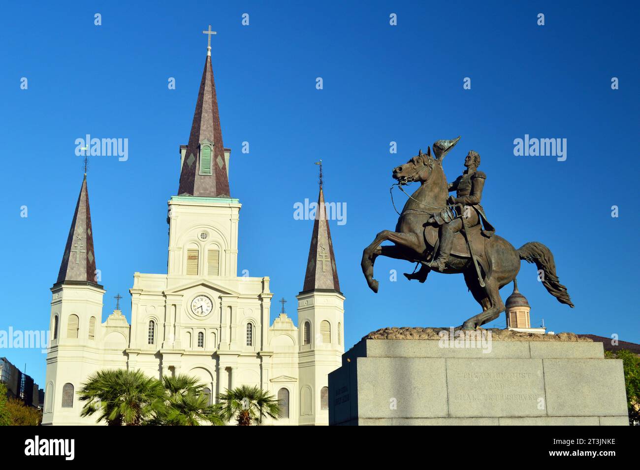 Eine Skulptur von Andrew Jackson auf dem Pferd steht am Jackson Square, in der Nähe der St. Louis Cathedral Kirche am Eingang zum French Quarter New Orleans Stockfoto