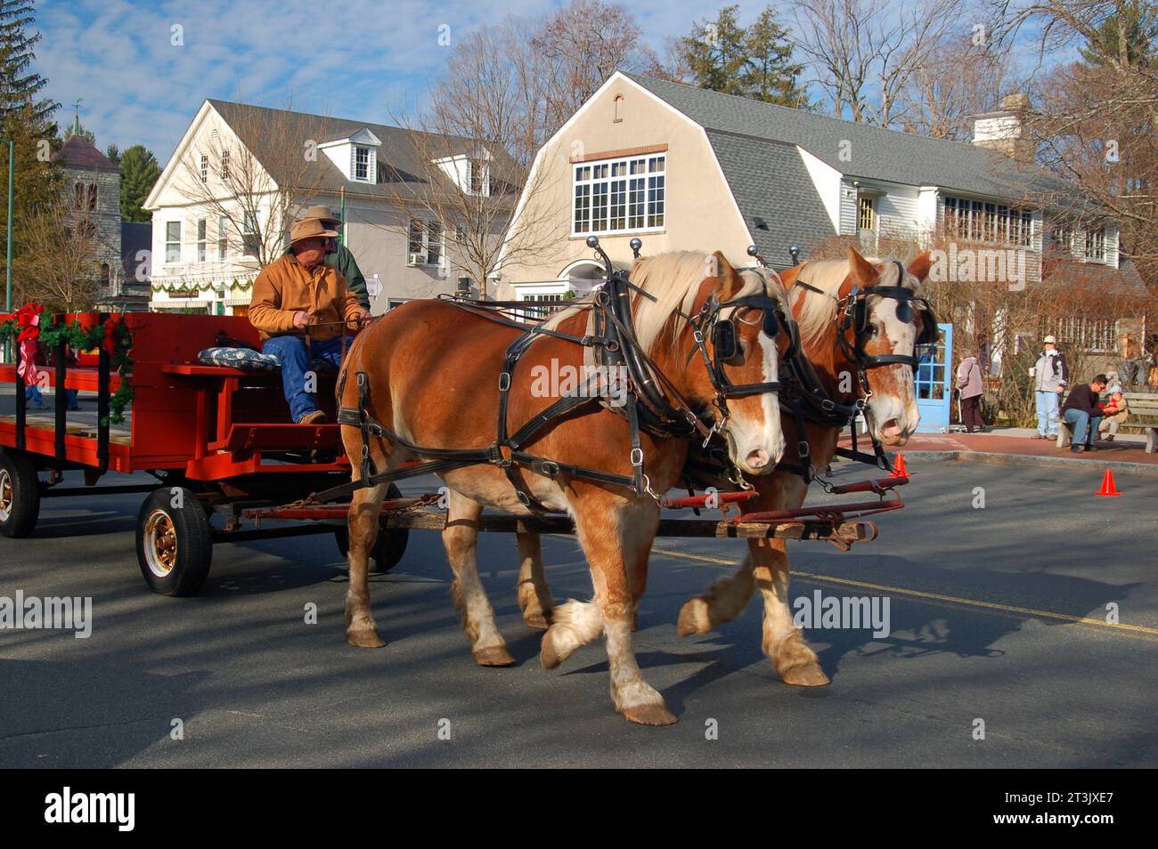 Gäste genießen eine Fahrt durch die historische Stadt Stockbridge Massachusetts, die für ein Gemälde von Norman Rockwell berühmt ist, während eines Weihnachtsfestes Stockfoto