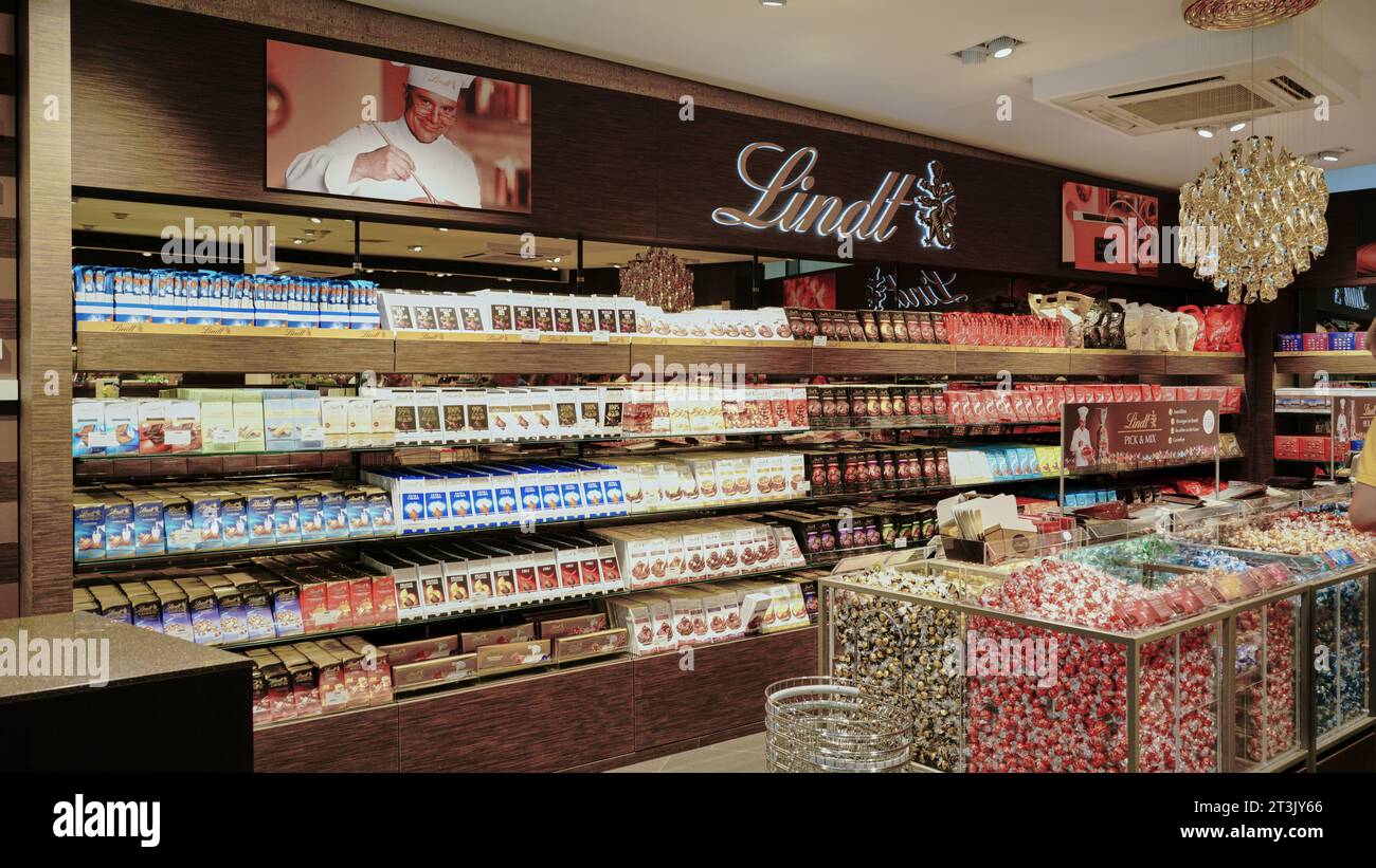 Innenansicht des berühmten Lindt Schokoladenladens im Kölner Schokoladenmuseum am Rheinufer in Deutschland. Stockfoto