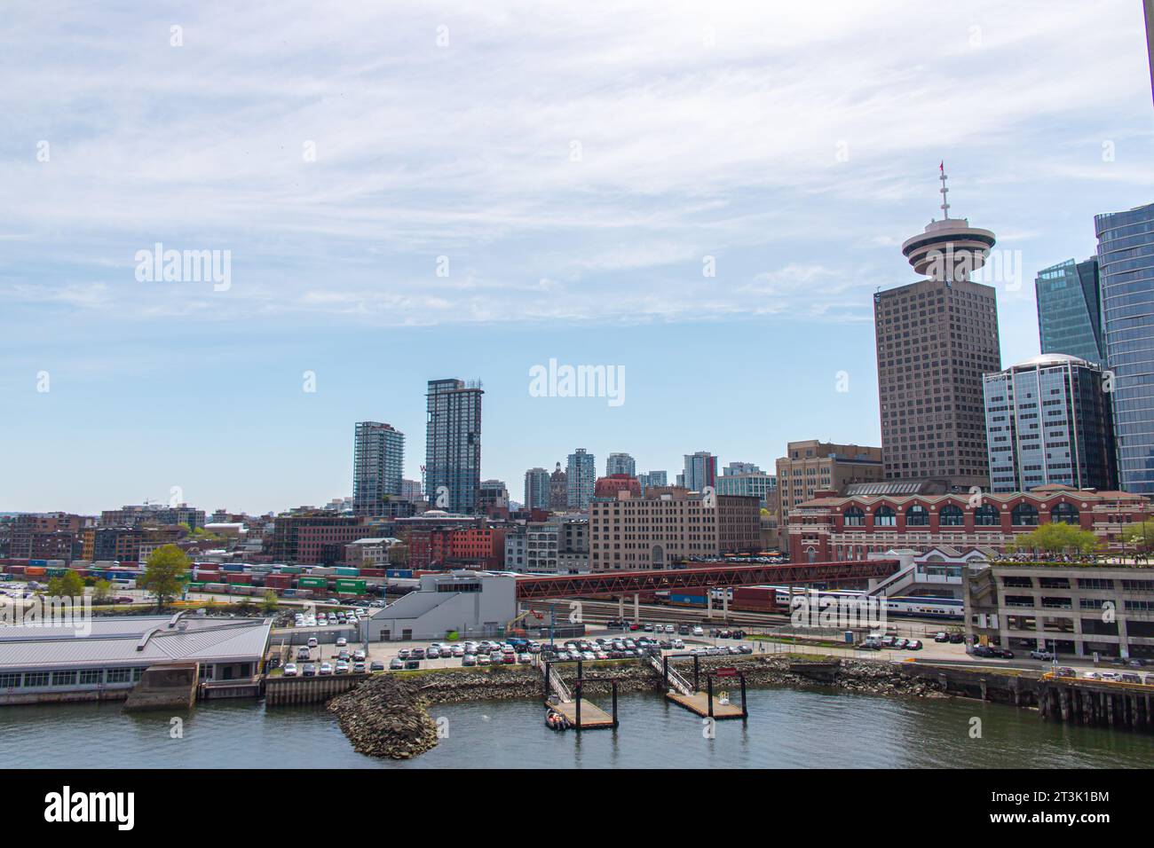 Stadtbild der Innenstadt von Vancouver vom Canada Place. Canada Place ist ein Mehrzweckgebäude am Burrard Inlet in Vancouver, BC Stockfoto