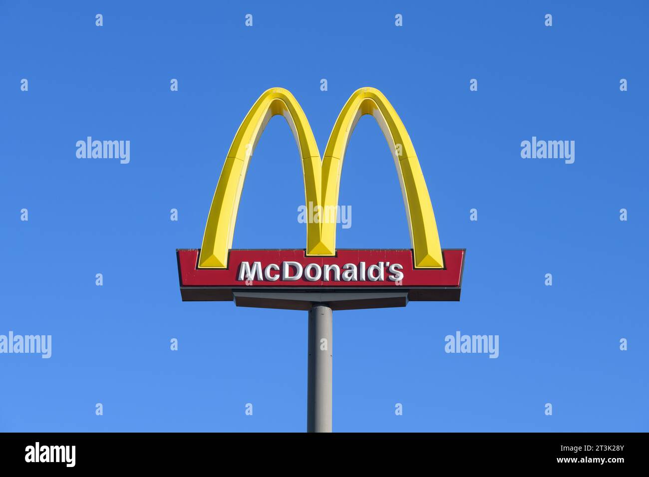 Ellensburg, WA, USA - 20. Oktober 2023; erhöhtes Schild mit goldenen Bögen von McDonald's, dessen Name vor blauem Himmel isoliert ist Stockfoto