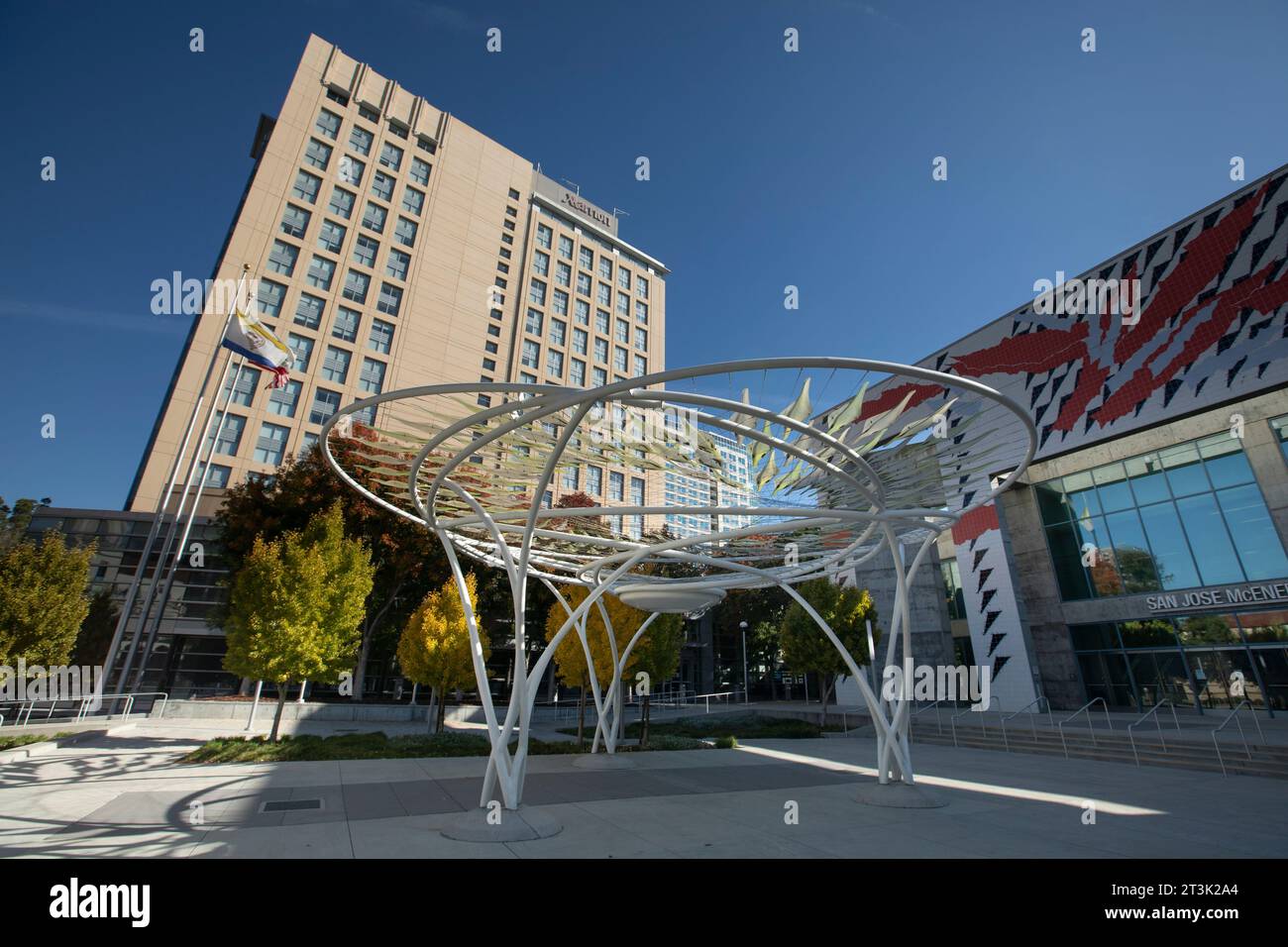 San Jose, Kalifornien, USA - 17. November 2021: Das San Jose McEnery Convention Center strahlt am Nachmittag Sonnenlicht. Stockfoto