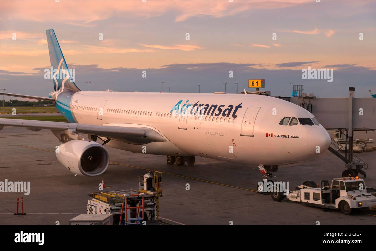 Montreal, Québec, Kanada - 07 04 2022 : Airbus A330 Jet Airliner von Air Transat parkt am Flughafen Montreal. Air Transat ist eine kanadische Fluggesellschaft Stockfoto