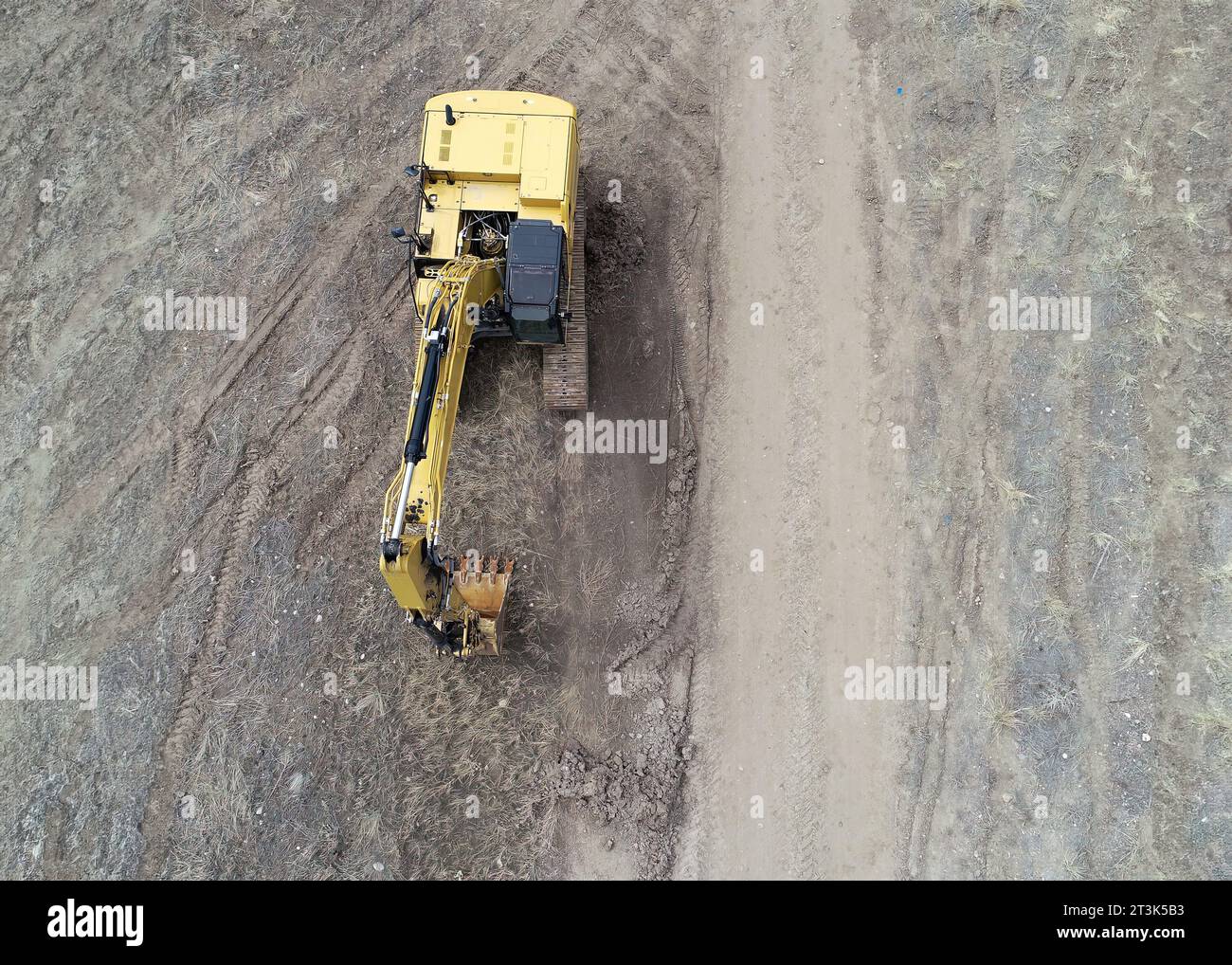 Baggerlader für schwere Maschinen mit Luftaufnahme und Platz für den Druck. Bau- und Erdarbeiten. Stockfoto