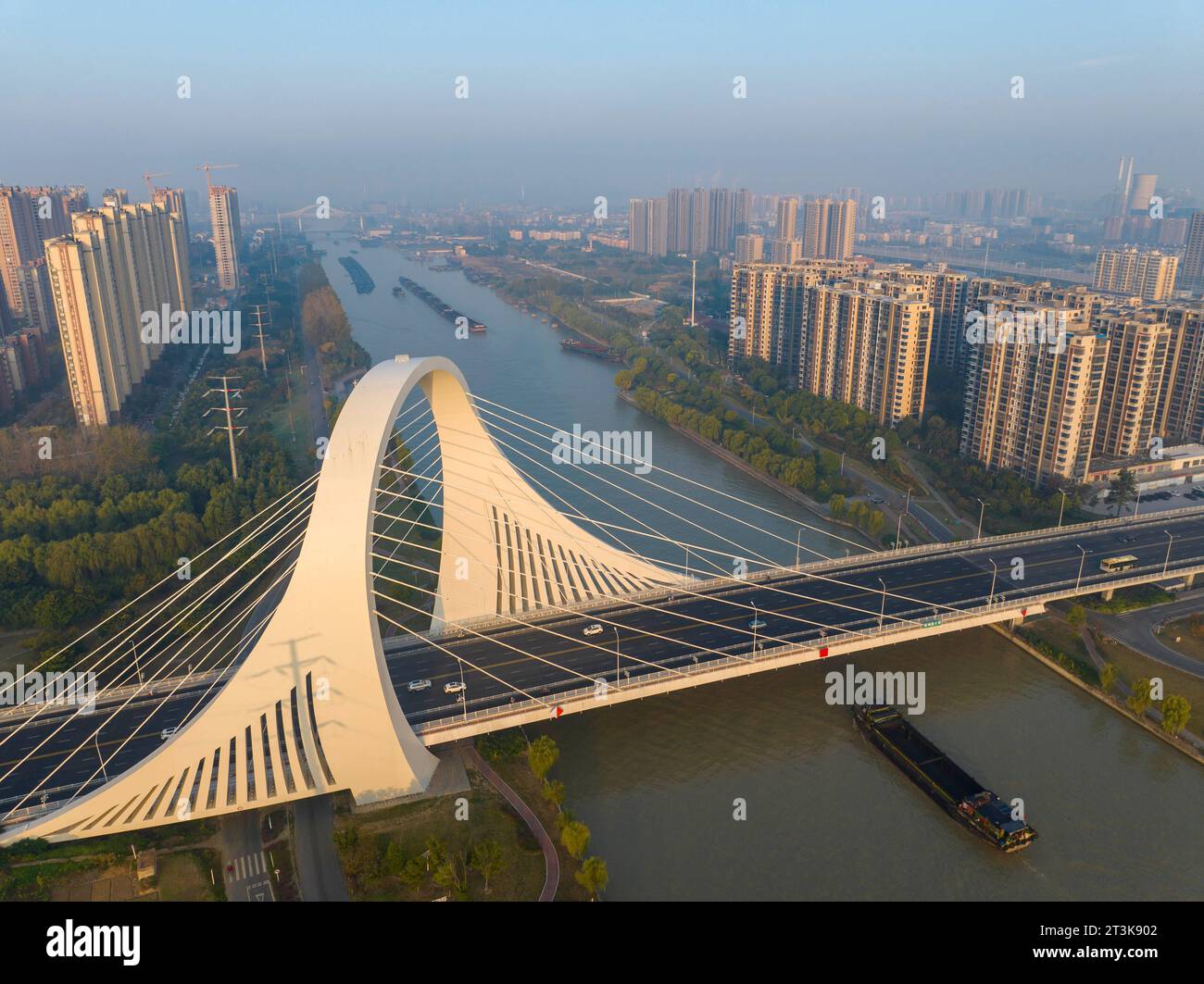 HUAI'AN, CHINA - 26. OKTOBER 2023 - Schiffe, die verschiedene Materialien wie Kohle und Baumaterial transportieren, segeln auf dem Wasser im Abschnitt Huai'an Stockfoto