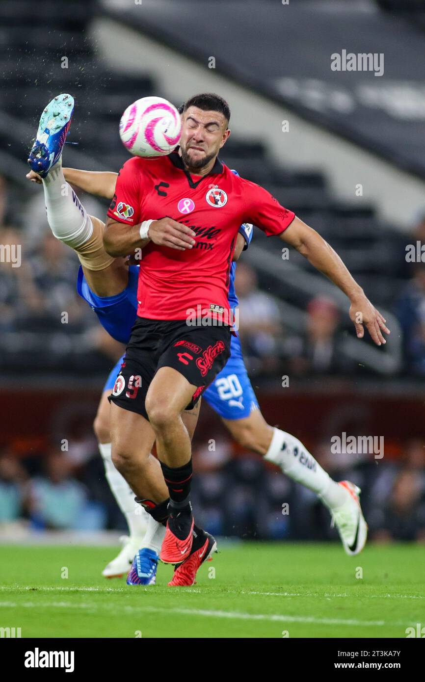 Monterrey, Mexiko. Oktober 2023. 25. Oktober 2023, Estádio BBVA, Monterrey, Mexiko: Liga BBVA MX vertagte das Spiel der 4. Runde zwischen Monterrey Rayados und Club Tijuana Xolos. #20 Defender Rayados, Sebastián Vegas macht den Ball mit einem hohen Kick vor #32 Forward Club Tijuana, Carlos González obligatorischer Credit: Toby Tande/PXImages Credit: PX Images/Alamy Live News Stockfoto