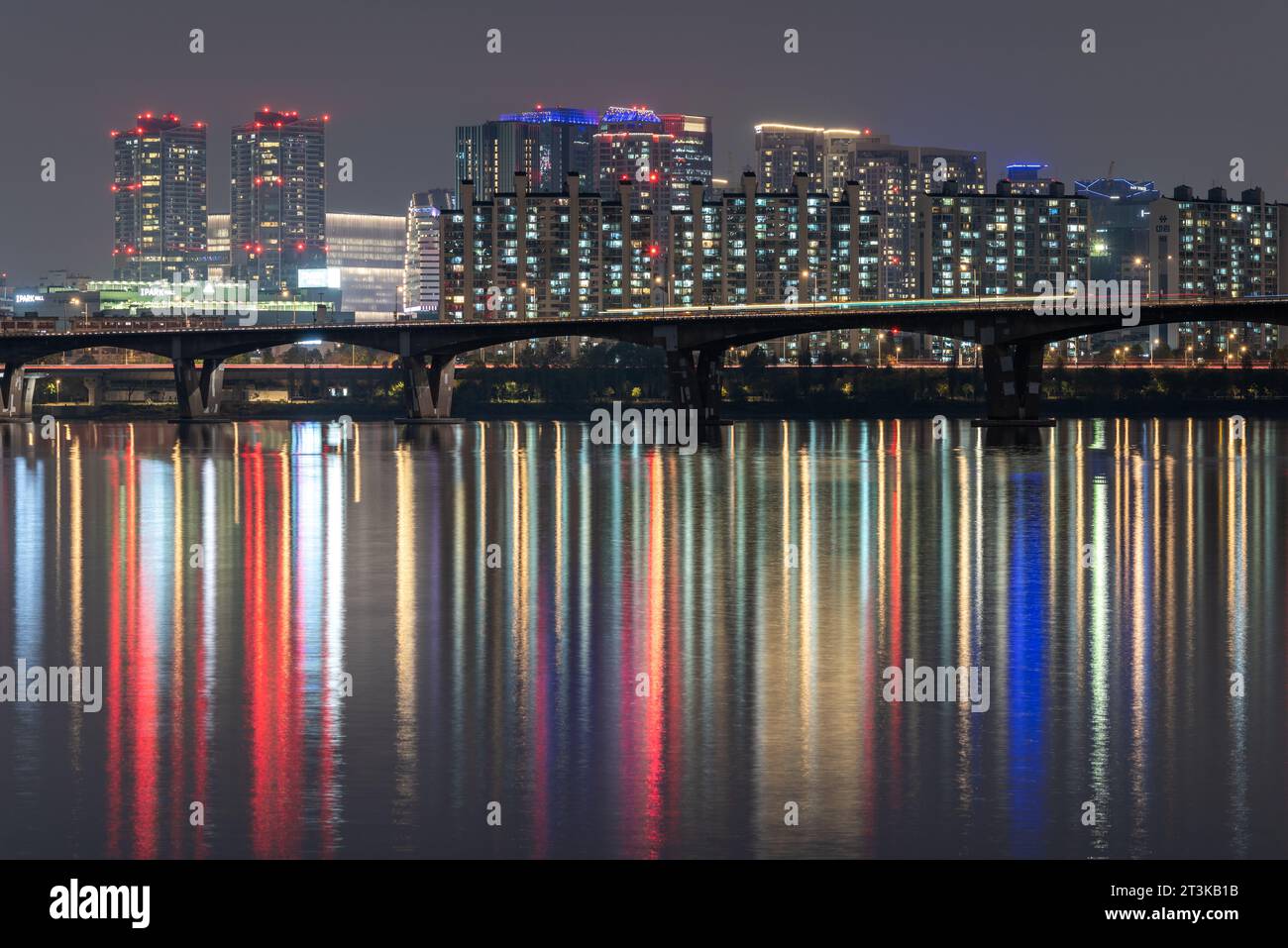 Nächtlicher Blick auf das Stadtbild der südkoreanischen Hauptstadt Seoul und den Fluss Hangang am 25. Oktober 2023 Stockfoto