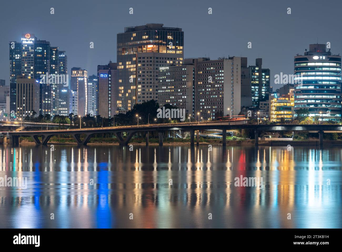 Nächtlicher Blick auf das Stadtbild der südkoreanischen Hauptstadt Seoul und den Fluss Hangang am 25. Oktober 2023 Stockfoto
