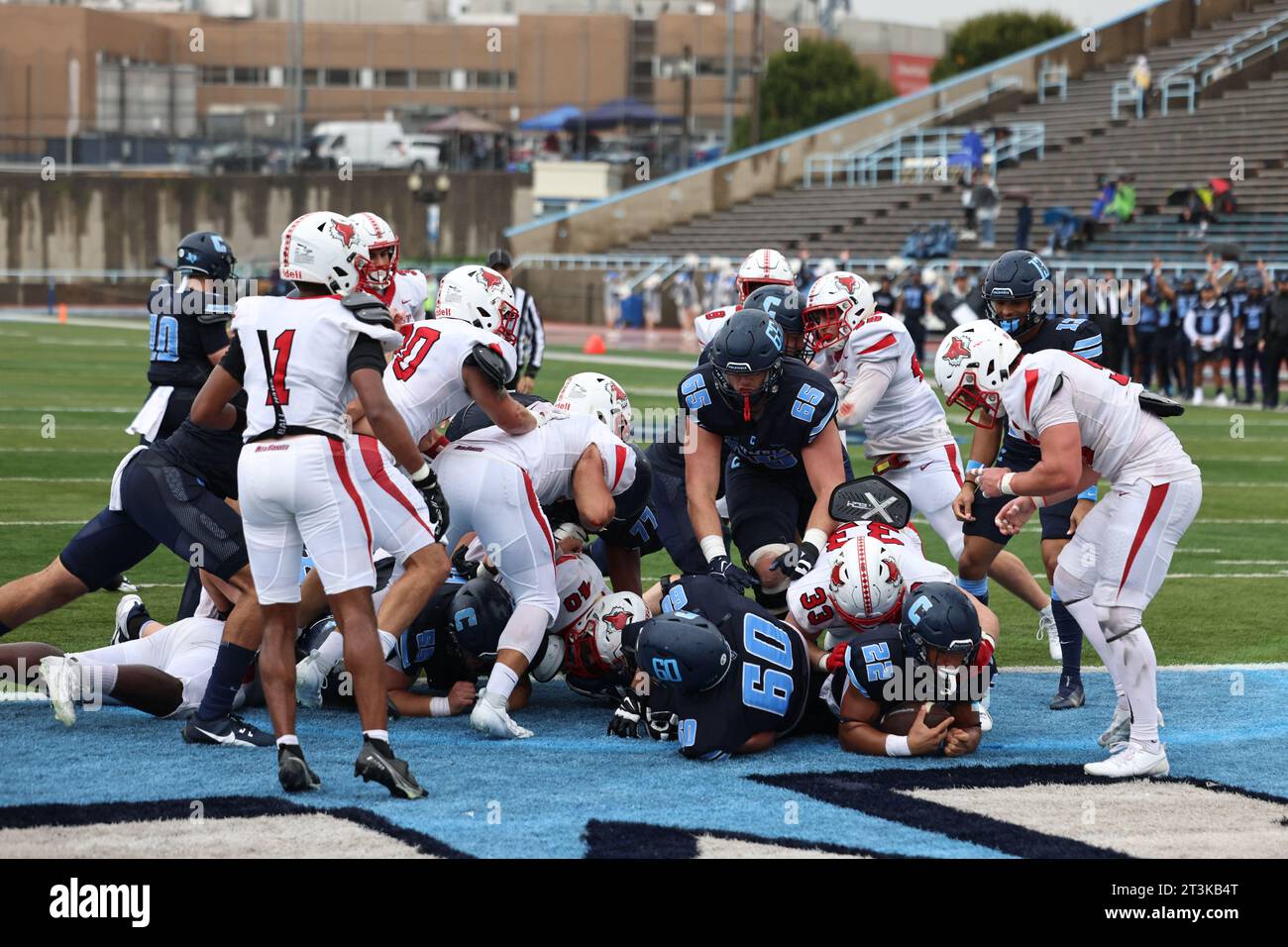 Columbia Lions Running Back Ty'son Edwards #22 erzielt einen Touchdown während der Action im NCAA-Football-Spiel gegen die Marist Red Foxes im Robert K. Kraft Field im Lawrence A. Wien Stadium in New York, New York, Samstag, 7. Oktober 2023. (Foto: Gordon Donovan) Stockfoto