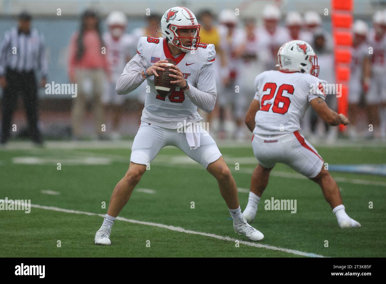 Marist Red Foxes Quarterback Brock Bagozzi #18 während der Action im NCAA-Fußballspiel gegen die Columbia Lions im Robert K. Kraft Field im Lawrence A. Wien Stadium in New York, New York, Samstag, 7. Oktober 2023. (Foto: Gordon Donovan) Stockfoto