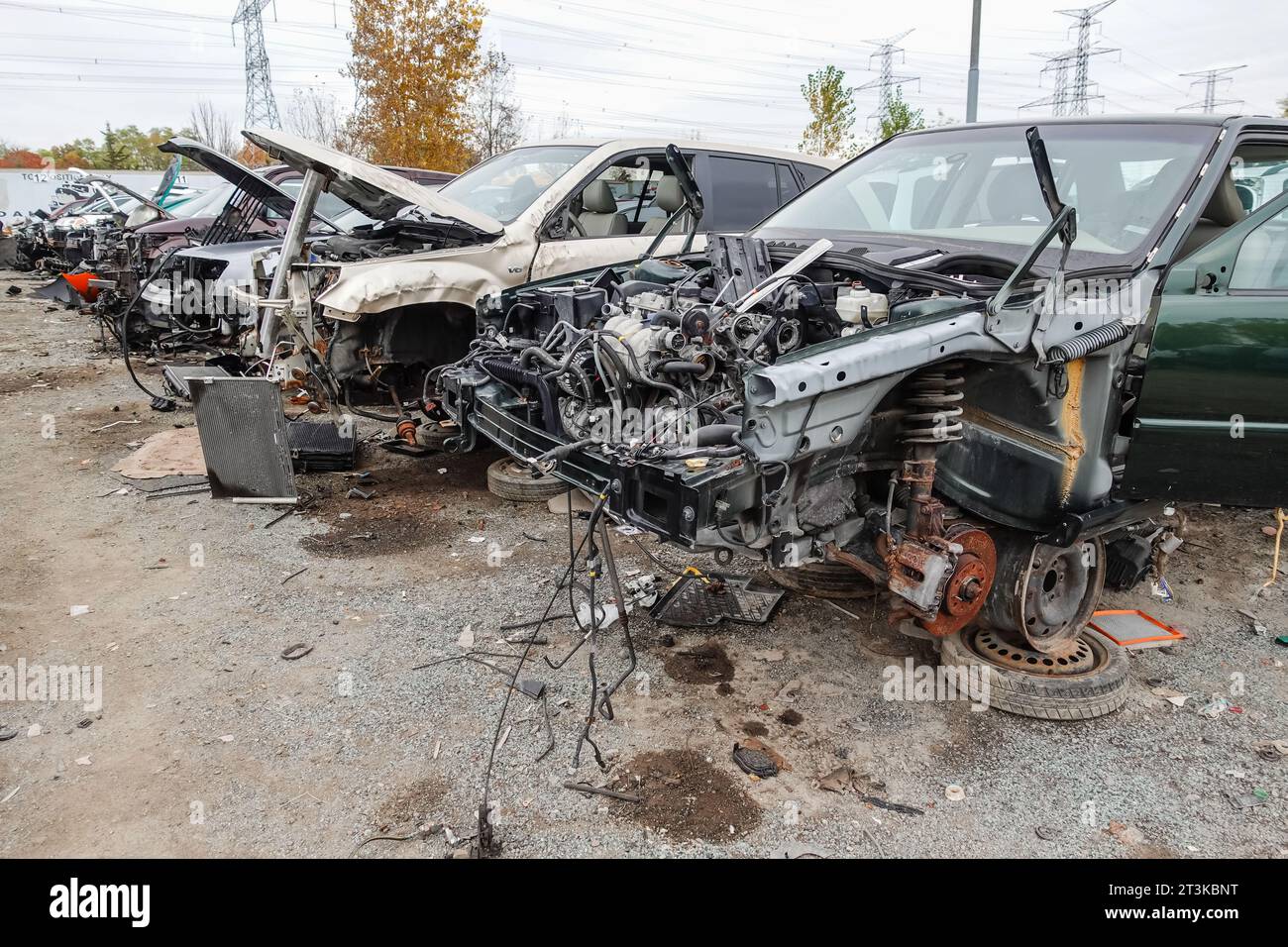 Alte Autos auf einem Schrottplatz, deren Teile entfernt werden Stockfoto