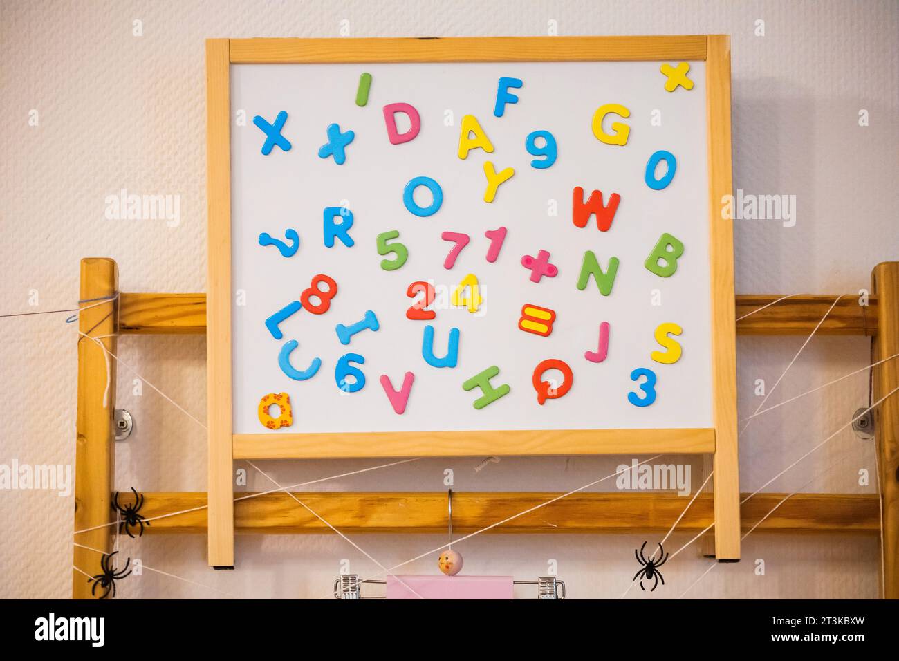 Berlin, Deutschland. Oktober 2023. Eine Tafel mit Buchstaben und Zahlen in einer Berliner Kindertagesstätte. Heute (26. Oktober 2023) planen der Berliner Senator für Bildung Günther-Wünsch und die Berliner Staatssekretärin Liecke, das Konzept für das Kita-Chancenjahr-Versprechen der Koalition zu präsentieren. Um Sprachdefizite bei Kindern frühzeitig zu fördern und zu erkennen, wird das Kita-Chancenjahr in erster Linie Kindern zugute kommen, die noch nicht in die Sprachbewertung einbezogen wurden und daher keine Sprachförderung erhalten haben. Quelle: Christoph Soeder/dpa/Alamy Live News Stockfoto