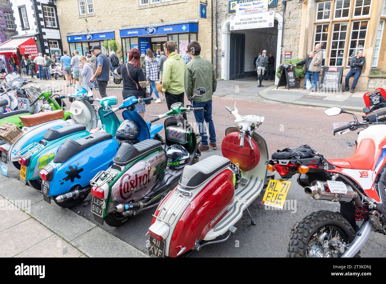 Clitheroe Lancashire, im Jahr 2023, die jährliche Ribble Valley Scooter Rallye, sah rund 500 Motorroller bei der 3-Tage-Rallye in England, Großbritannien im September 2023. Stockfoto