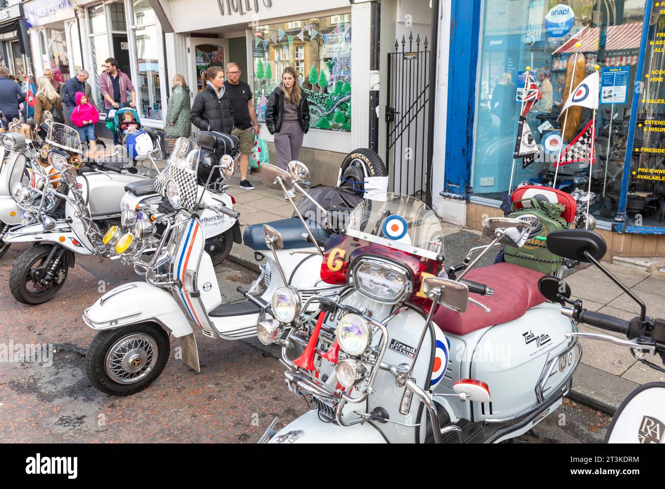 Clitheroe Lancashire, im Jahr 2023, die jährliche Ribble Valley Scooter Rallye, sah rund 500 Motorroller bei der 3-Tage-Rallye in England, Großbritannien im September 2023. Stockfoto