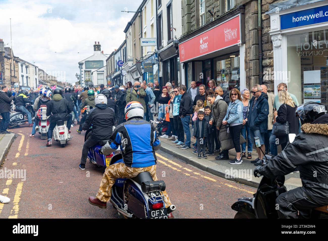 Clitheroe Lancashire, im Jahr 2023, die jährliche Ribble Valley Scooter Rallye, sah rund 500 Motorroller bei der 3-Tage-Rallye in England, Großbritannien im September 2023. Stockfoto