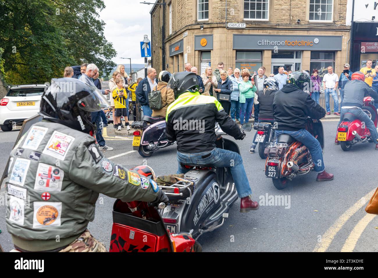 Clitheroe Lancashire, im Jahr 2023, die jährliche Ribble Valley Scooter Rallye, sah rund 500 Motorroller bei der 3-Tage-Rallye in England, Großbritannien im September 2023. Stockfoto